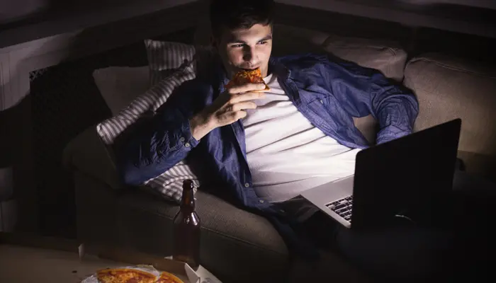 Lạm dụng thiết bị điện tử trước khi ngủ cũng là nguyên nhân gây mất ngủ 