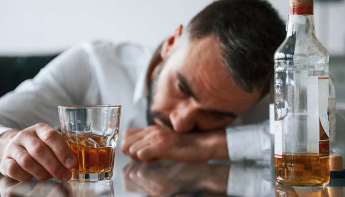 Rối loạn tâm thần do rượu là tình trạng tâm lý do sử dụng rượu kéo dài 