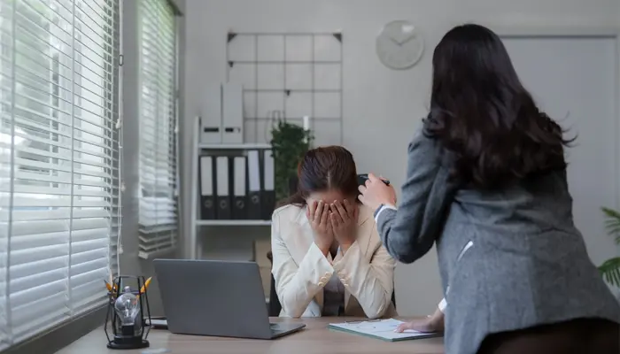 Người trầm cảm có thể trò chuyện chia sẻ cùng đồng nghiệp để hỗ trợ tinh thần