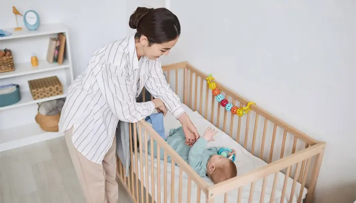 Phụ huynh nên đặt bé nằm ngửa khi ngủ 