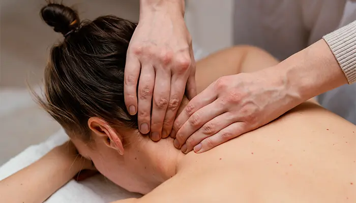 Massage huyệt phong trì giúp giảm đau đầu, cơ thể thư giãn