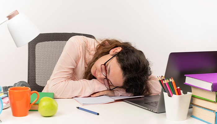 Mất ngủ có thể khiến cho tinh thần trở nên mệt mỏi, thiếu năng lượng