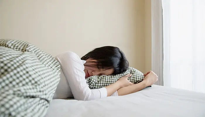 Bệnh mất ngủ giả (Parasomnias) là tình trạng người bệnh vẫn ngủ nhưng xuất hiện các hành vi, cử động