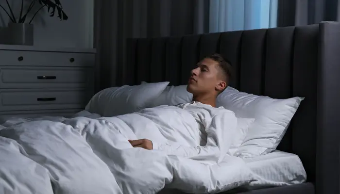 Mất ngủ hay nằm mơ là tình trạng ngủ chập chờn, tỉnh giấc khó ngủ lại được 