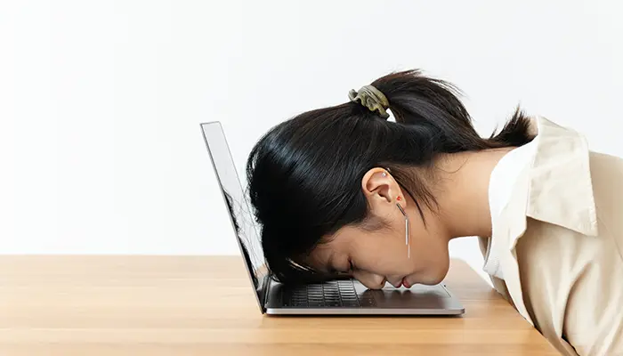 Tình trạng mất ngủ kéo dài sẽ gây ảnh hưởng đến sức khỏe tinh thần và thể chất 