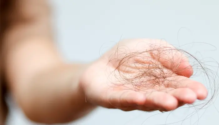 Mất ngủ kéo dài làm tăng hormone căng thẳng, đẩy nhanh quá trình rụng tóc 