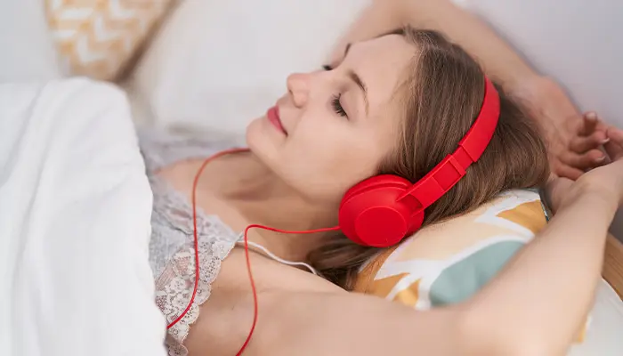 Nghe nhạc nhẹ trước khi ngủ giúp thư giãn tinh thần 