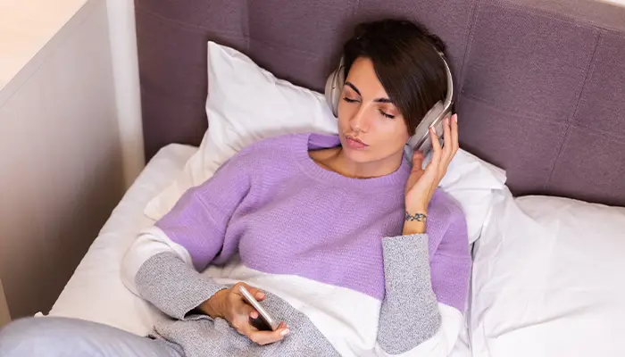 Nghe nhạc trước khi ngủ là một cách thư giãn giúp ngủ ngon 