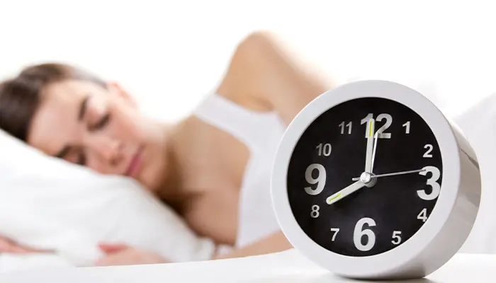 Xây dựng giờ ngủ và thức đúng giờ cố định mỗi ngày sẽ giúp cải thiện giấc ngủ
