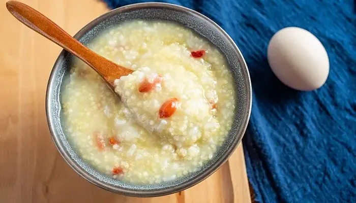 Món ăn chữa mất ngủ cho bà bầu là cháo hạt kê trứng gà 