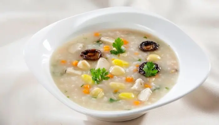 Hạt sen kết hợp cùng long nhãn tạo nên món cháo giúp mẹ bầu giảm căng thẳng, khó ngủ 