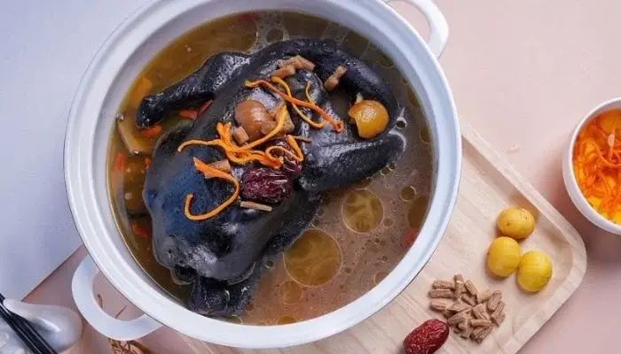 Gà ác hầm thảo mộc cũng là một trong số các món ăn chữa mất ngủ cho mẹ bầu 