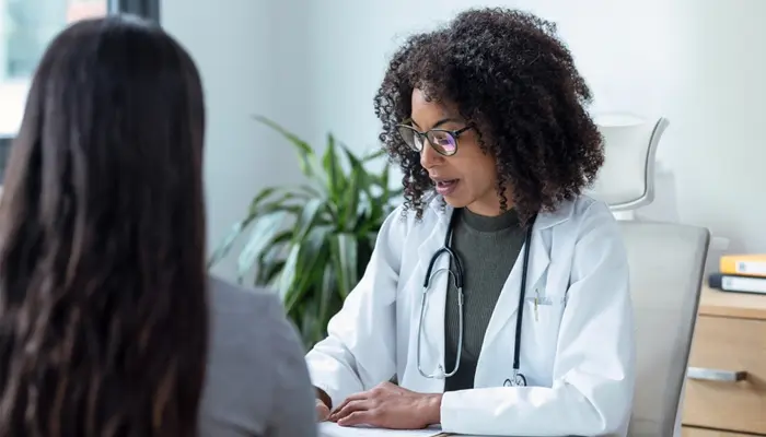 Người nhà nên chủ động đưa người bệnh đi khám bác sĩ để hỗ trợ điều trị kịp thời