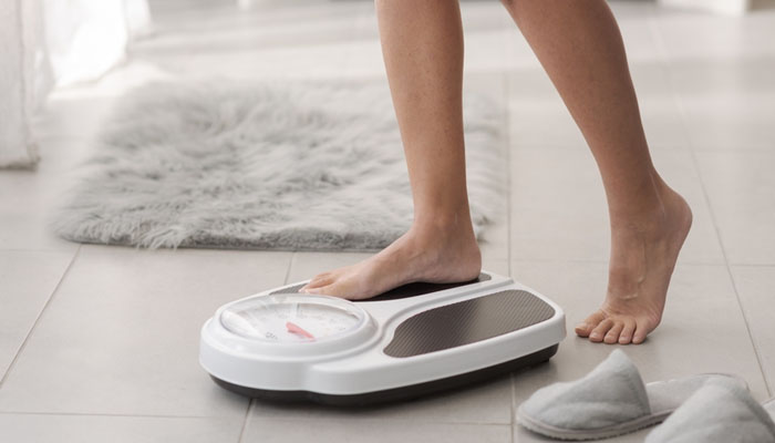 Lợi ích của việc ngủ đủ giấc là giúp kiểm soát cân nặng