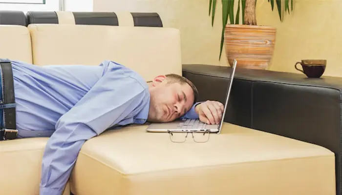 Ngủ gà ngủ gật là tình trạng xuất hiện cơn buồn ngủ dữ dội