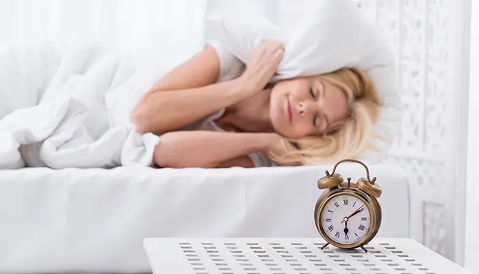 Ngủ hay bị giật mình là hiện tượng cơ thể lên cơ co cơ đột ngột khi chuyển sang trạng thái ngủ