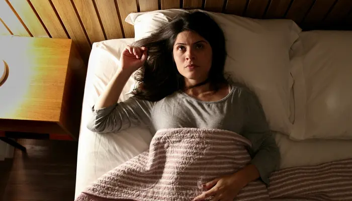 Ngủ không sâu giấc là trạng thái giật mình thức giấc giữa đêm