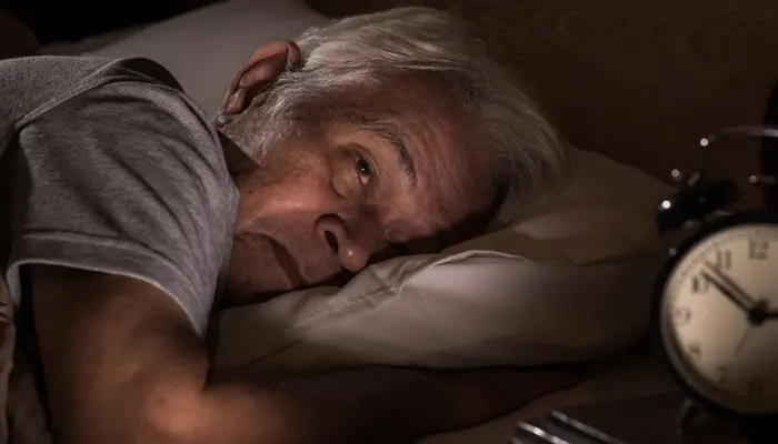 Người già dễ bị mất ngủ do tác động bởi nhiều yếu tố