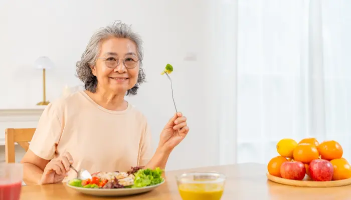 Để tránh bị rối loạn nuốt người bệnh Parkinson cần ăn thức ăn mềm, dễ nuốt