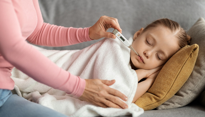 Sốt cao cũng là nguyên nhân có thể dẫn đến động kinh ở trẻ