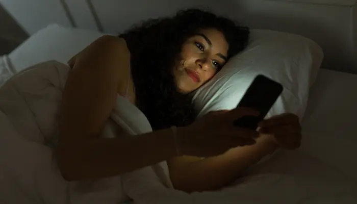 Thức khuya cũng là thói quen ảnh hưởng đến giấc ngủ