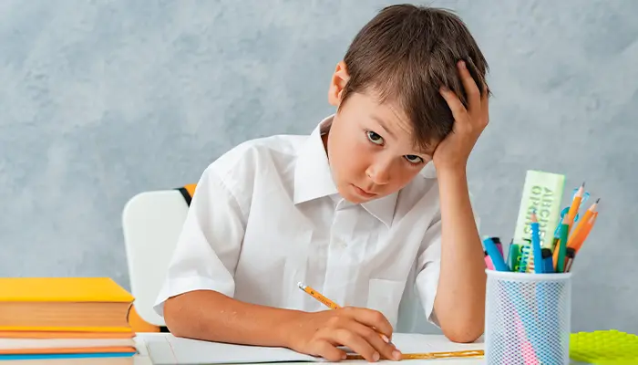 Áp lực học tập cũng là một trong số các nguyên nhân gây giấc ngủ kinh hoàng 