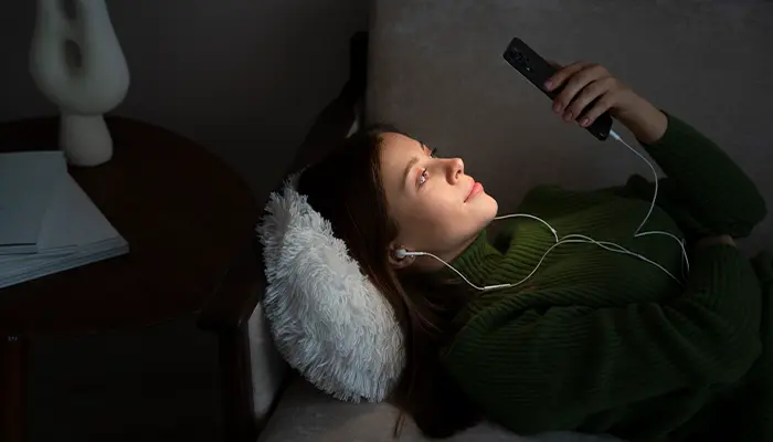 Sử dụng điện thoại trước khi ngủ cũng là nguyên nhân gây giấc ngủ trắng 