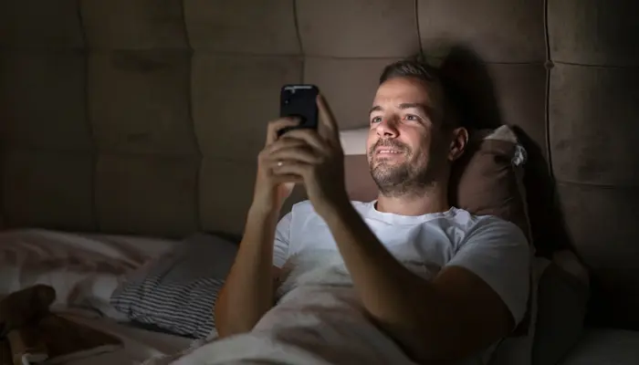 Sử dụng điện thoại trước khi ngủ là nguyên nhân khiến bạn khó đi vào giấc 