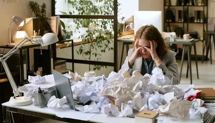 Áp lực công việc cũng là một trong số các nguyên nhân gây mất ngủ mãn tính 
