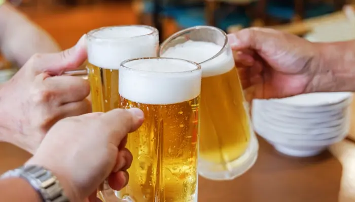 Sử dụng chất kích thích như rượu bia cũng là nguyên nhân gây mất ngủ thường xuyên