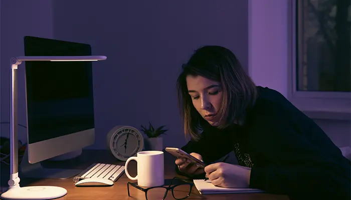 Làm việc vào ban đêm, thức khuya là nguyên nhân gây ra tình trạng thiếu ngủ