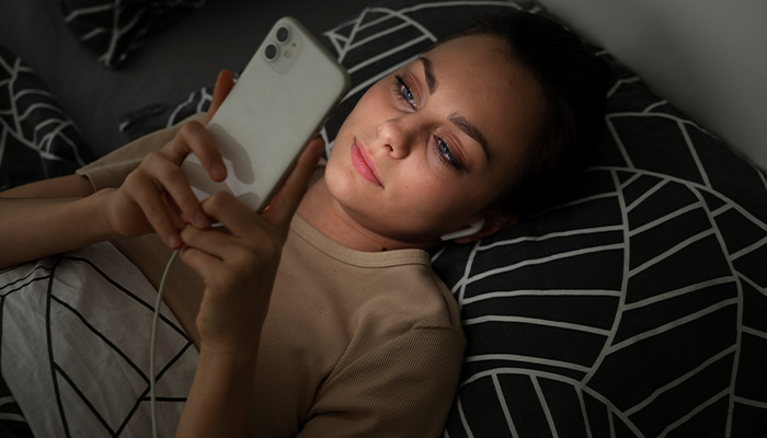 Sử dụng thiết bị điện tử trước khi đi ngủ cũng sẽ gây rối loạn giấc ngủ nhịp sinh học