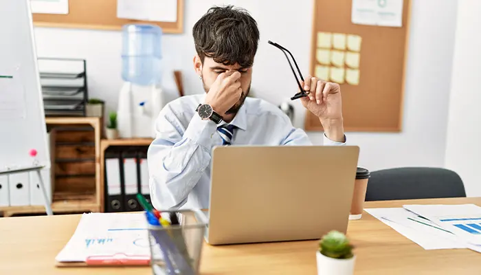 Áp lực công việc và cuộc sống cũng là nguyên nhân gây mất ngủ do stress