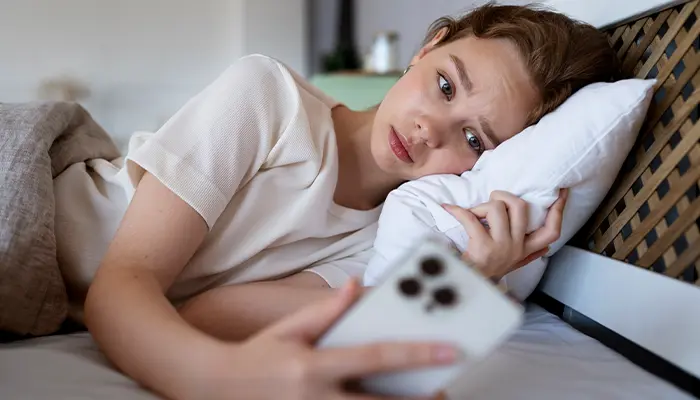Lạm dụng thiết bị điện tử trước khi ngủ là một trong số nguyên nhân gây mất ngủ ở trẻ