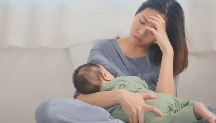Sự thay đổi nội tiết tố sau sinh là một trong số nguyên nhân gây mất ngủ