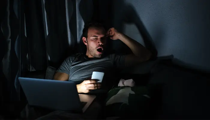 Thức khuya thường xuyên cũng là nguyên nhân gây tình trạng ngủ không dậy được 