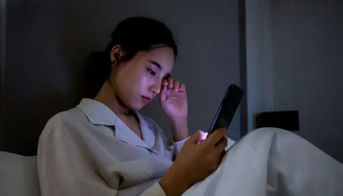 Thức khuya kéo dài thiếu ngủ là nguyên nhân khiến bạn ngủ nhiều