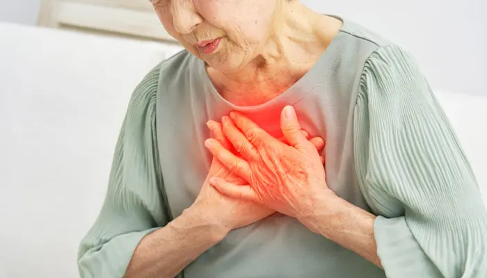 Mắc các bệnh lý nền cũng là nguyên nhân gây mất ngủ ở người già