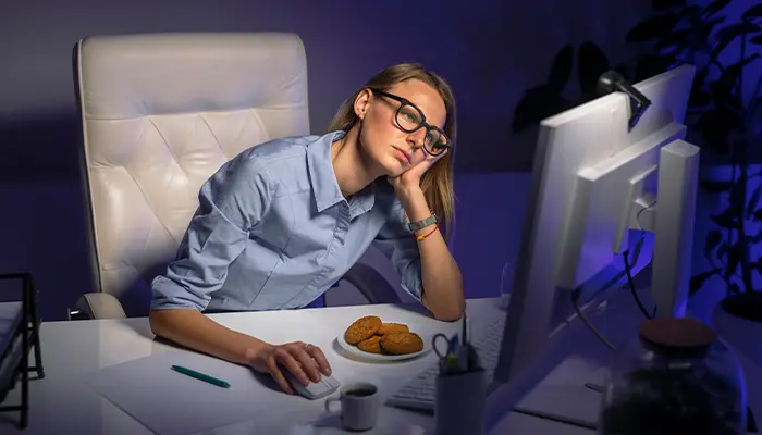 Làm việc vào ban đêm và lạm dụng cà phê cũng là nguyên nhân gây rối loạn giấc ngủ 