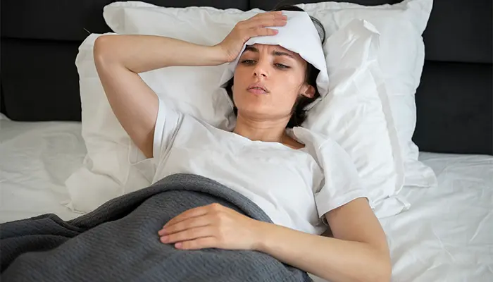Sốt cao kéo dài, đau nhức toàn thân là nguyên nhân gây mất ngủ