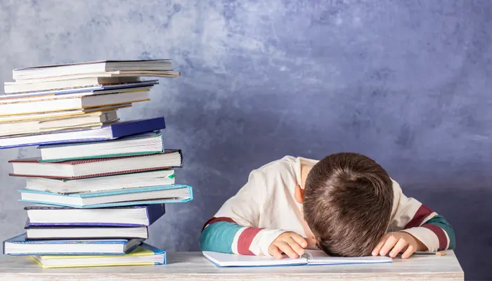 Áp lực học tập cũng là một trong số các nguyên nhân gây trầm cảm ở tuổi 14 