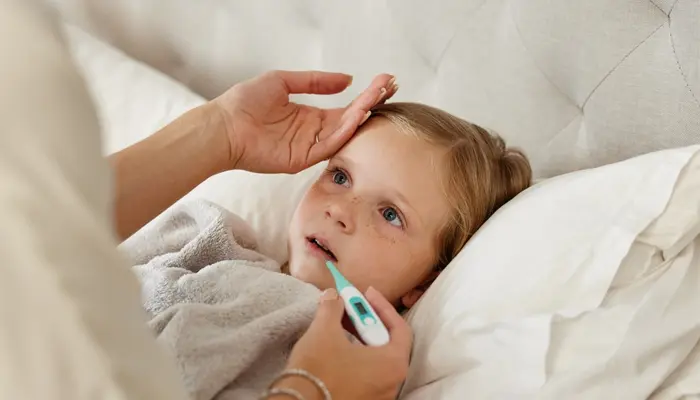 Nguyên nhân khiến trẻ co giật chân tay khi ngủ có thể là do sốt cao