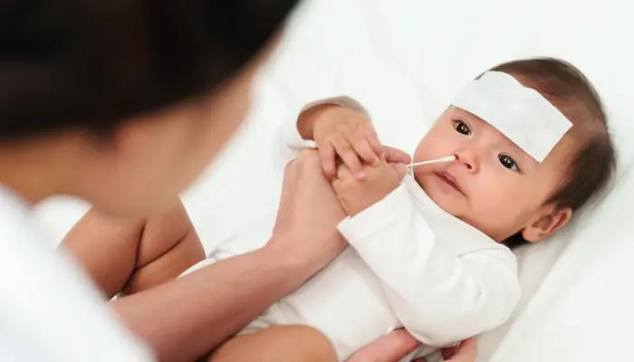 Nguyên nhân trẻ sơ sinh ngủ không sâu giấc có thể là do giai đoạn trẻ sau ốm