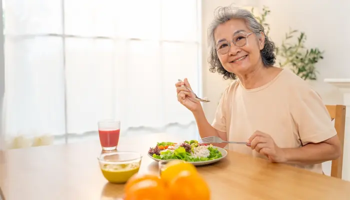 Người bệnh Parkinson nên duy trì chế độ ăn uống khoa học để hỗ trợ điều trị tốt