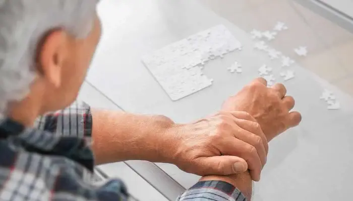 Dấu hiệu đột quỵ gây ra bệnh Parkinson là cứng cơ ở tay, đi lại chậm chạp