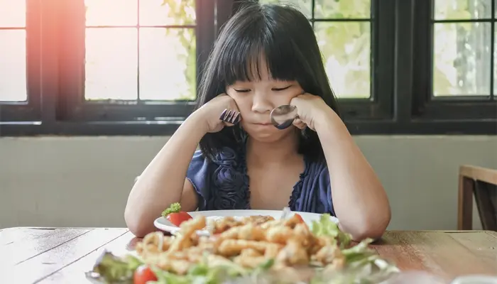 Biểu hiện trẻ khó ngủ do thiếu chất như ăn uống kém, mệt mỏi 