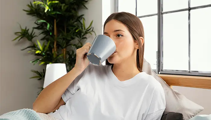 Hãy uống một ly nước ấm để cơ thể đào thải Caffeine, giúp ngủ ngon trở lại