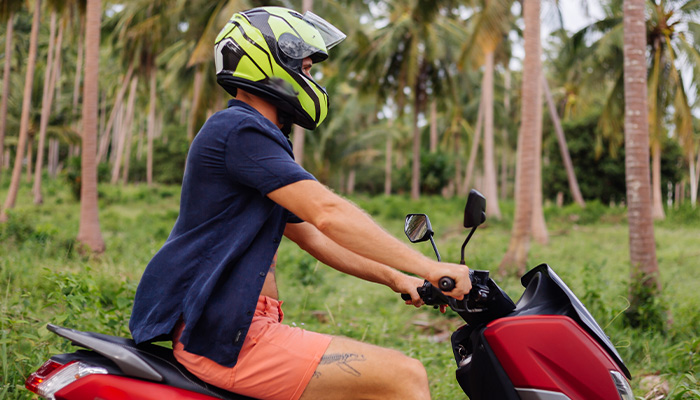 Đội mũ bảo hiểm khi tham gia giao thông để tránh tổn thương đầu