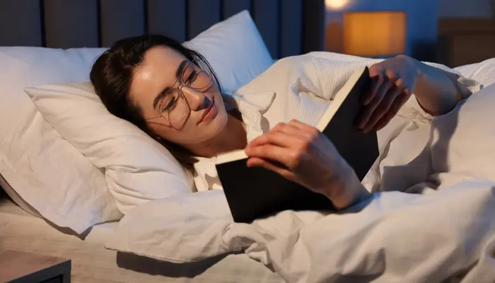 Nên hình thành thói quen đọc sách trước khi ngủ thay vì sử dụng điện thoại 