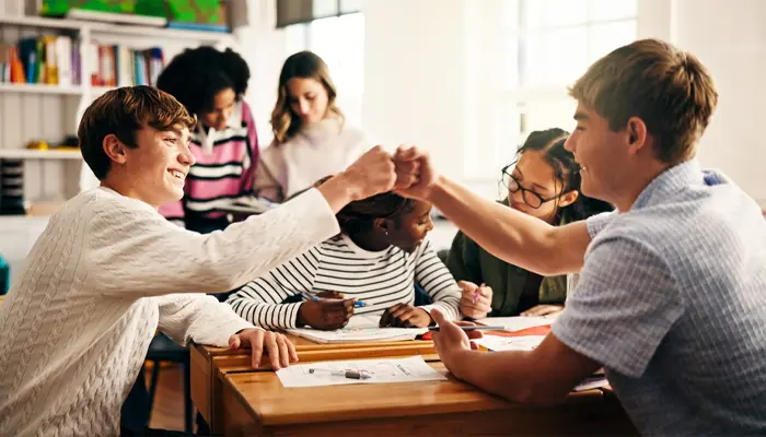 Cha mẹ nên cho trẻ tham gia các hoạt động tập thể để giúp trẻ tăng sự tự tin và giao tiếp 